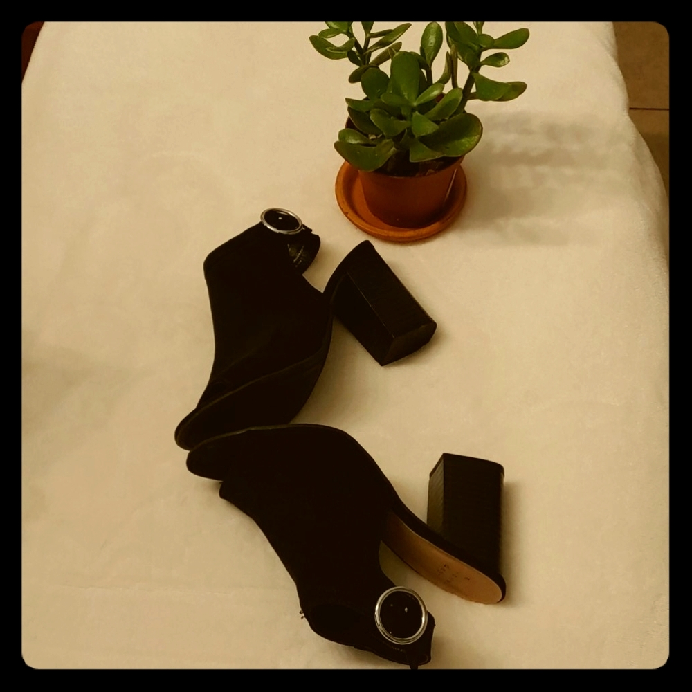 Final Sale*Adorable like new peep toe chunky heels